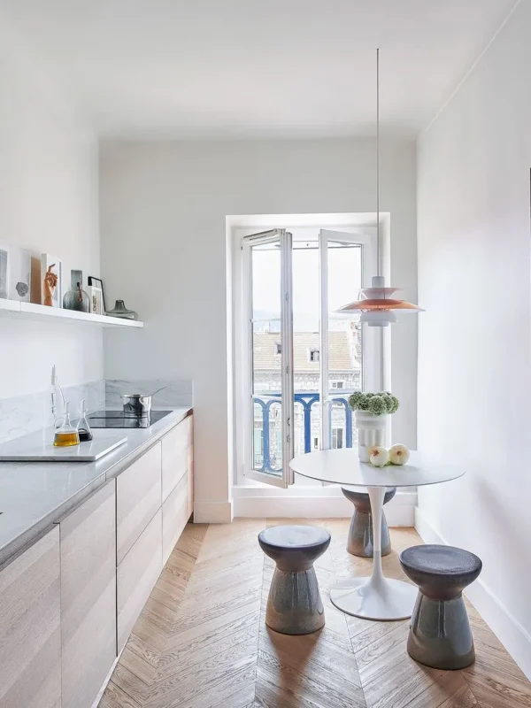 Cocina de un piso con pequeña zona de comedor
