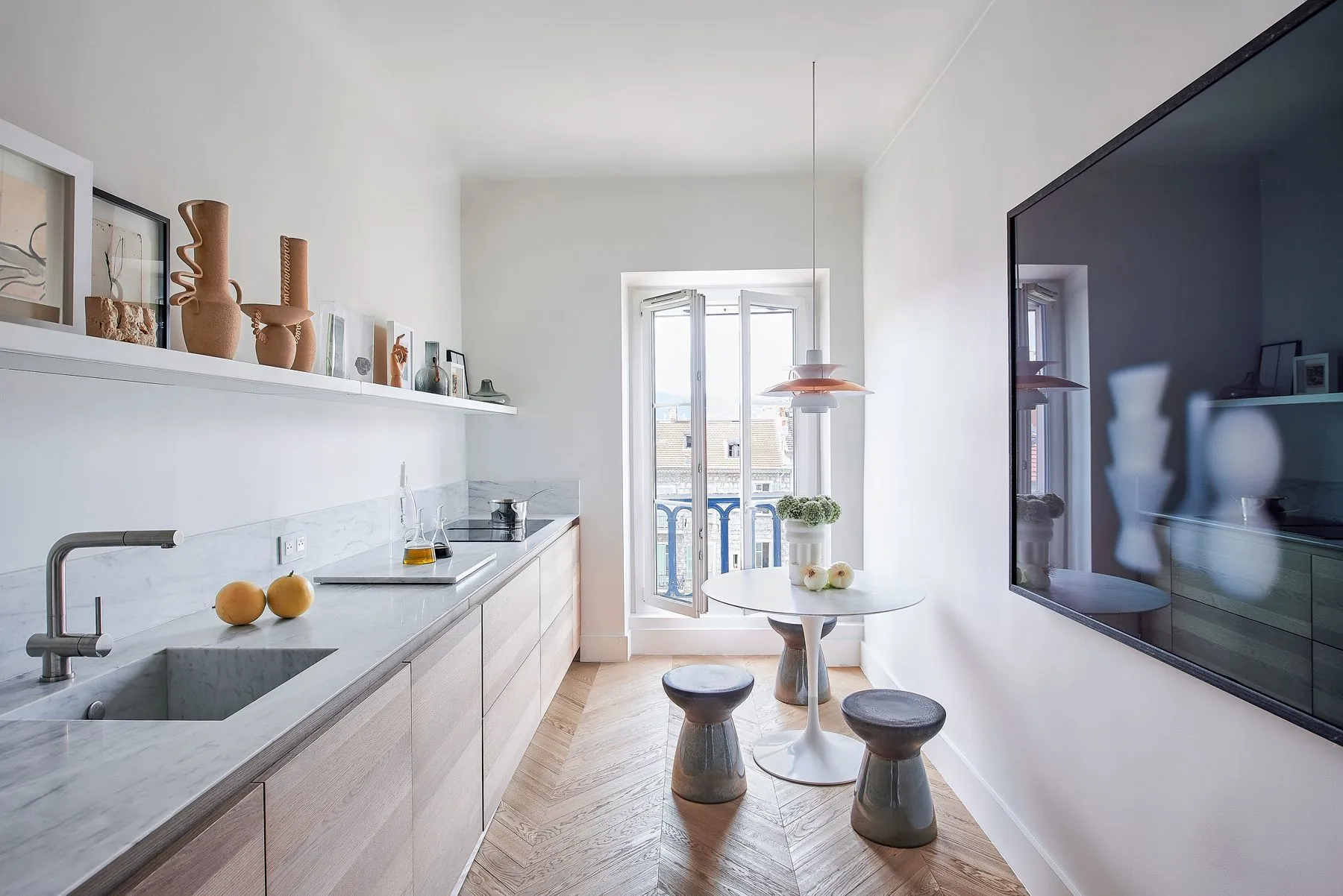Cocina de un piso con pequeña zona de comedor